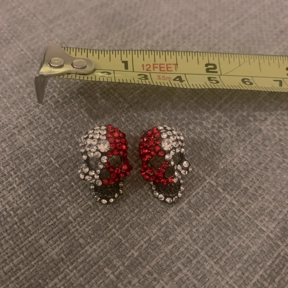 Red and white skull stud earrings - Picture 1 of 3
